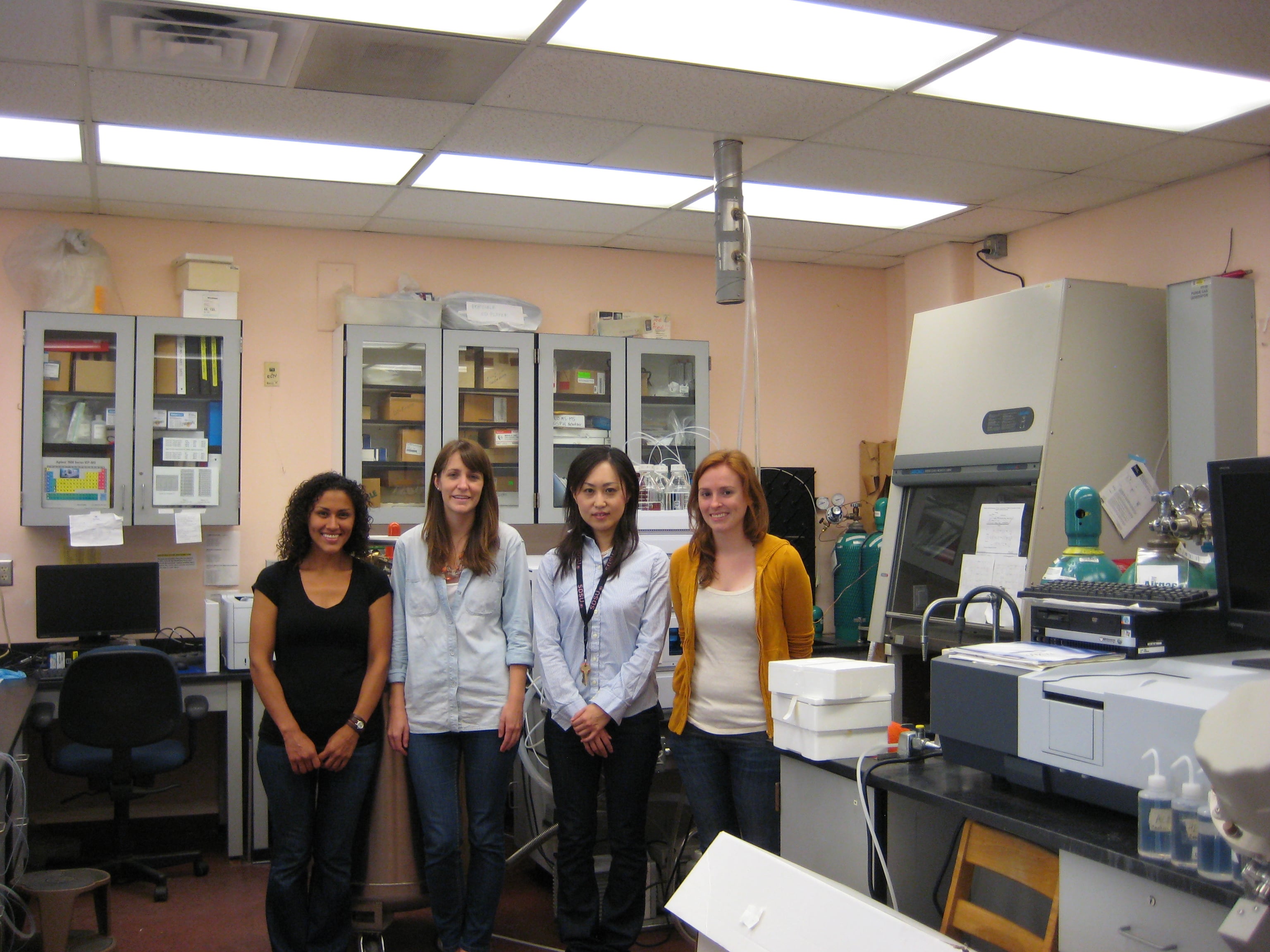 Dr. Eunha Hoh and other researchers in her lab